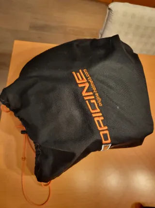 Casco de moto negro con visera