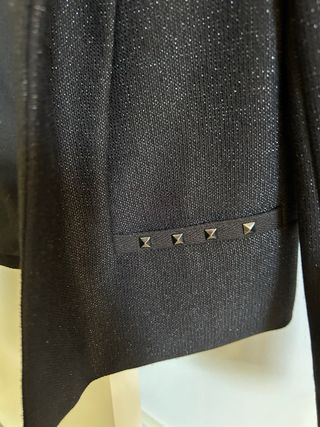 Chaqueta Promod negra brillo tachuelas