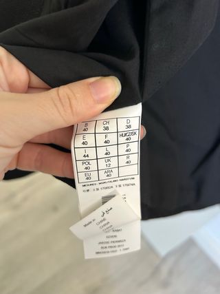 Chaqueta Promod negra brillo tachuelas