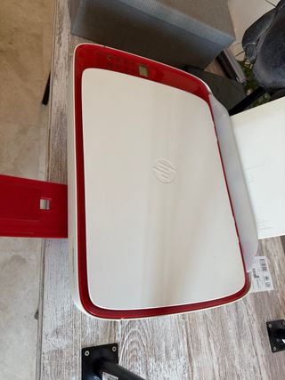 Impresora HP Blanca y Roja