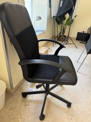 Silla giratoria de oficina negra