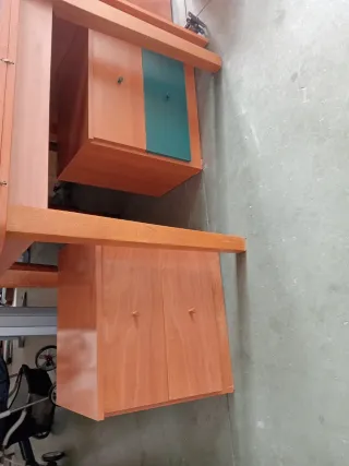 Mesitas de noche de madera.