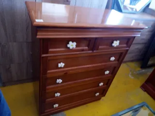 Cómoda de madera con tiradores de flor
