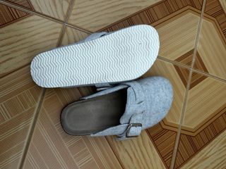 Zuecos grises de fieltro