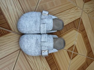 Zuecos grises de fieltro