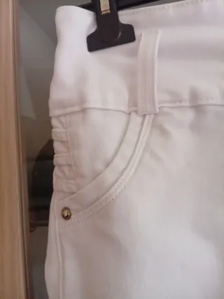 Pantalón blanco elástico de tiro alto