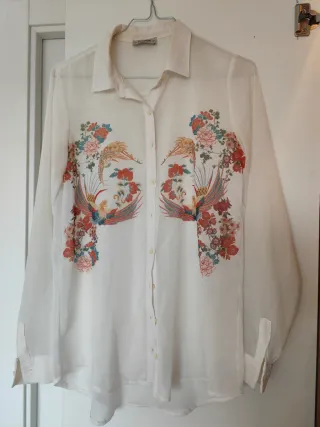 Camisa blanca con estampado de aves y flores