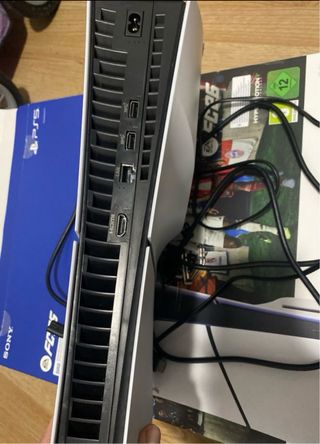 PS5 con lettore, controller e FIFA. GARANZIA
