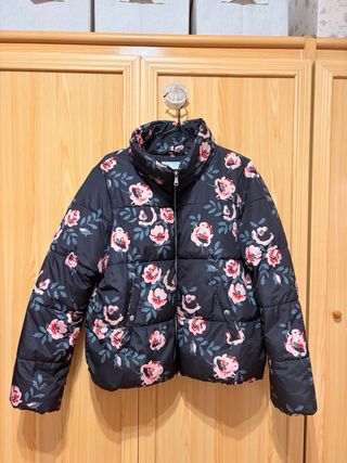 Plumífero negro con flores rosas