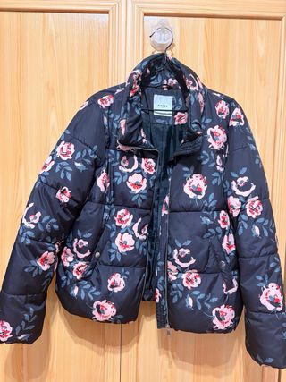 Plumífero negro con flores rosas