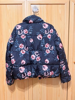 Plumífero negro con flores rosas