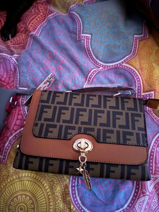 Bolso sin estrenar con logo