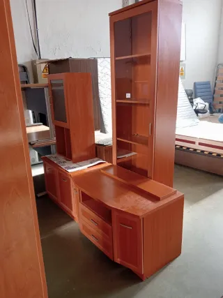 Armario de madera con puertas de espejo