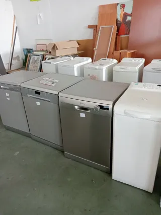 Armario de madera con puertas de espejo