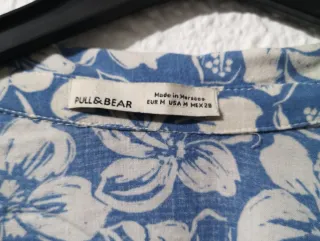 Camisa floral Pull&Bear azul y blanca