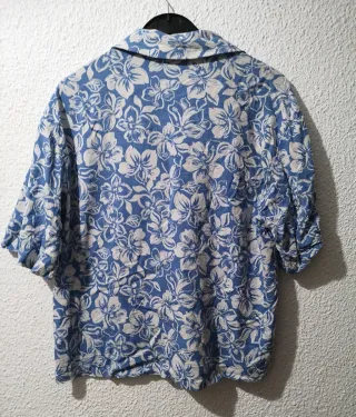 Camisa floral Pull&Bear azul y blanca
