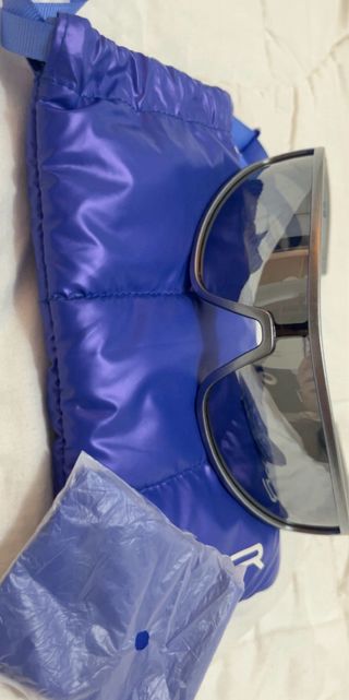 Gafas de sol futuristas plateadas