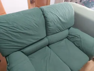Sofá de tela verde