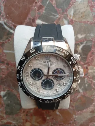 Reloj deportivo plateado y negro