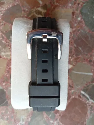 Reloj deportivo plateado y negro