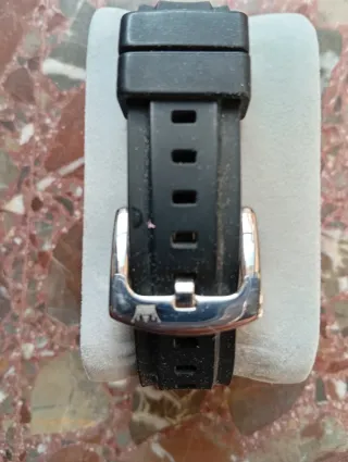 Reloj deportivo plateado y negro