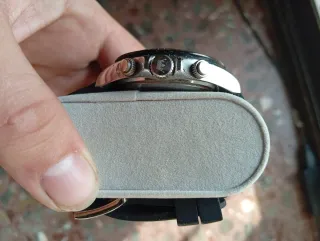 Reloj deportivo plateado y negro