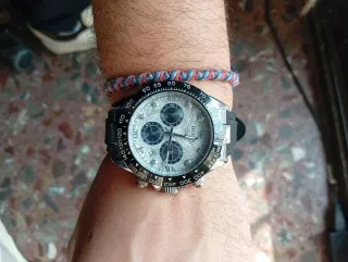 Reloj deportivo plateado y negro