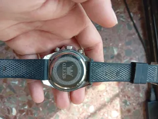 Reloj deportivo plateado y negro