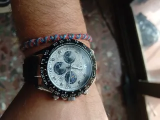 Reloj deportivo plateado y negro