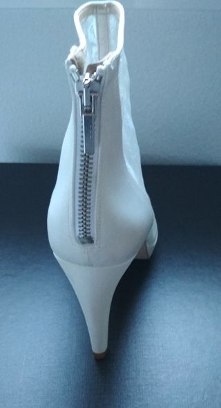 Botines encaje blanco Ángel Alarcón. Talla: 37