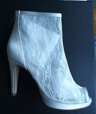 Botines encaje blanco Ángel Alarcón. Talla: 37