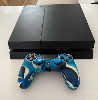 PS4 (PlayStation 4) con mando y juegos