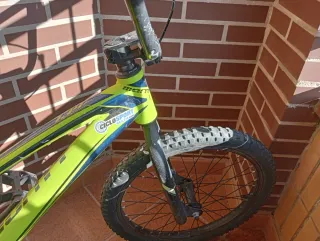 Bicicleta de montaña verde