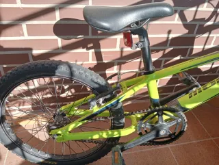 Bicicleta de montaña verde