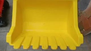 Tractor Massey Ferguson con pala y remolque