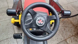 Tractor Massey Ferguson con pala y remolque