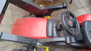 Tractor Massey Ferguson con pala y remolque