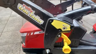 Tractor Massey Ferguson con pala y remolque