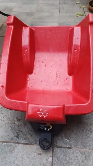 Tractor Massey Ferguson con pala y remolque