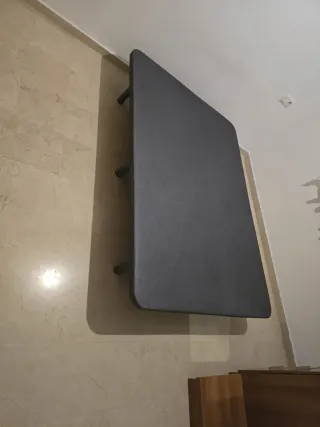 Base tapizada de color gris oscuro