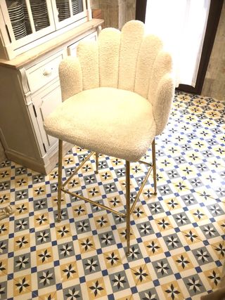 Taburete alto beige con patas doradas