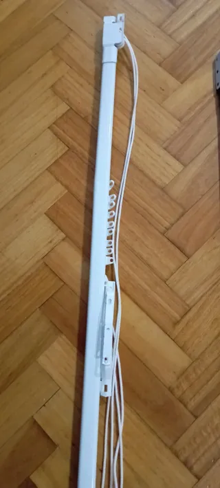 Rieles blancos para cortinas