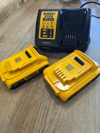 Cargador DeWalt DCB115 + 2 Baterías 2Ah