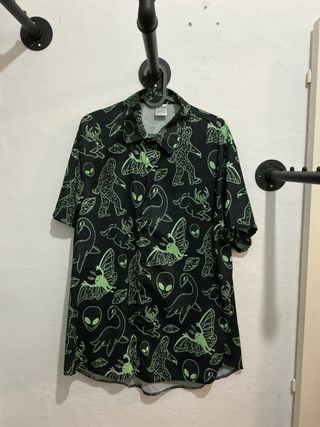 Camisa estampada negra y verde