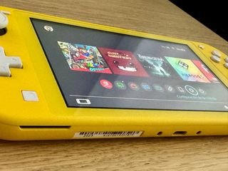 Nintendo Switch Lite Amarilla + Funda