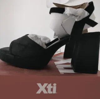 Sandalias XTI Negras Plataforma Tacón