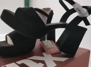 Sandalias XTI Negras Plataforma Tacón