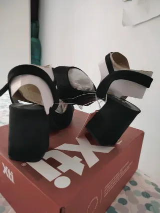 Sandalias XTI Negras Plataforma Tacón