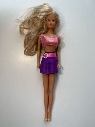Muñeca Barbie rubia con falda morada