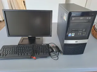 PC HP sin disco duro con monitor, teclado y ratón